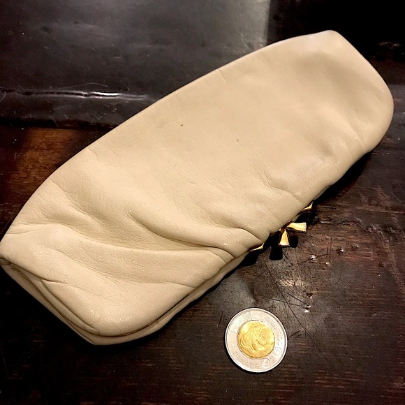 Elegant Vintage Pearl Toned Clutch! - Picture 4 of 4